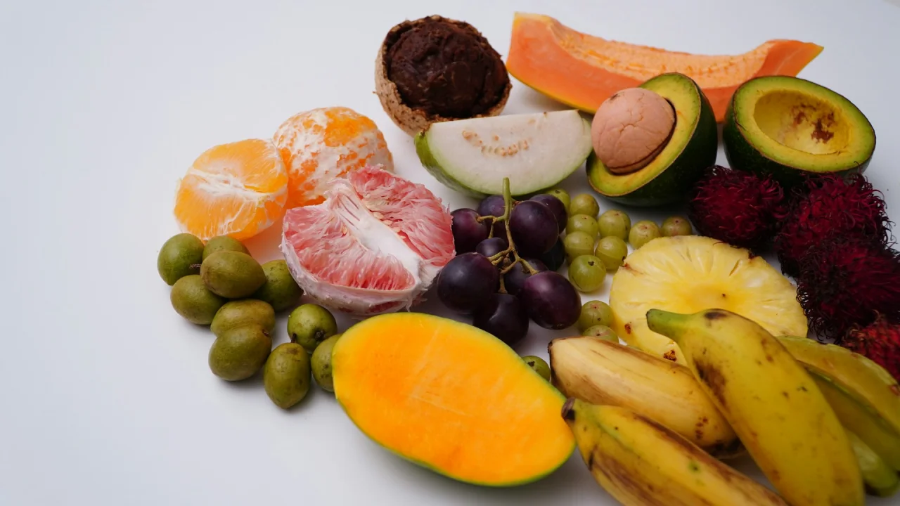 Un camino claro a través de un bosque frutal